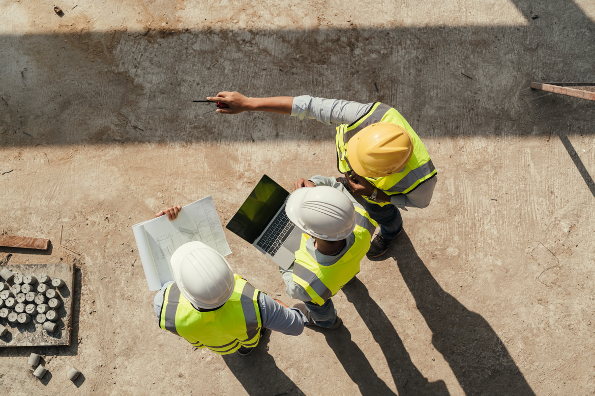 Ingenieros colaborando en obra
