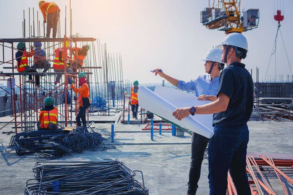 Ingenieros revisando planos en obra
